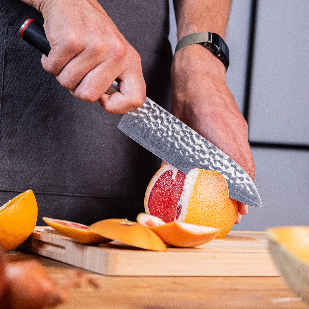 Couteau Santoku Pakka Kotai Réunion, découpe pamplemousse