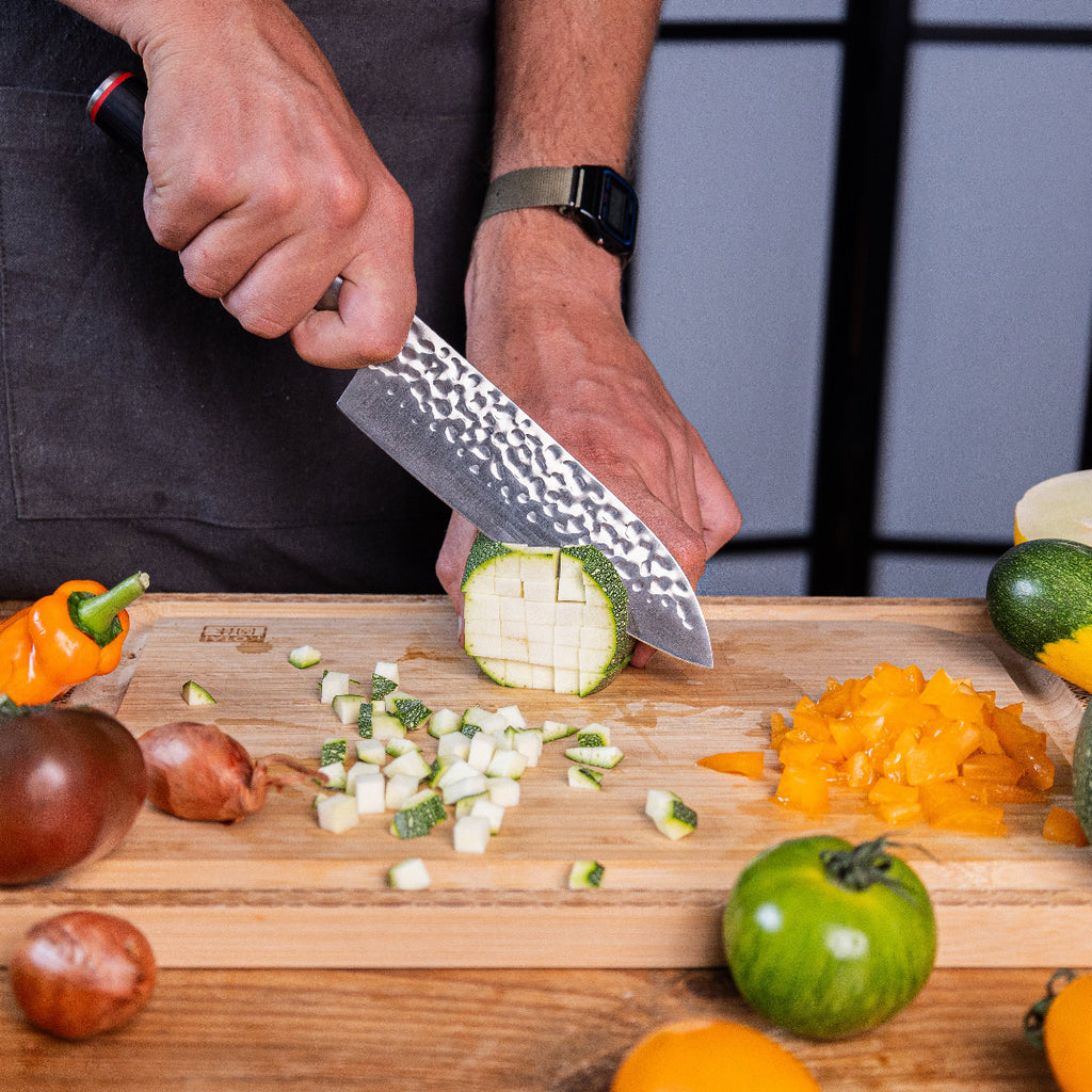 Couteau Santoku Pakka Kotai Réunion, découpe courgette