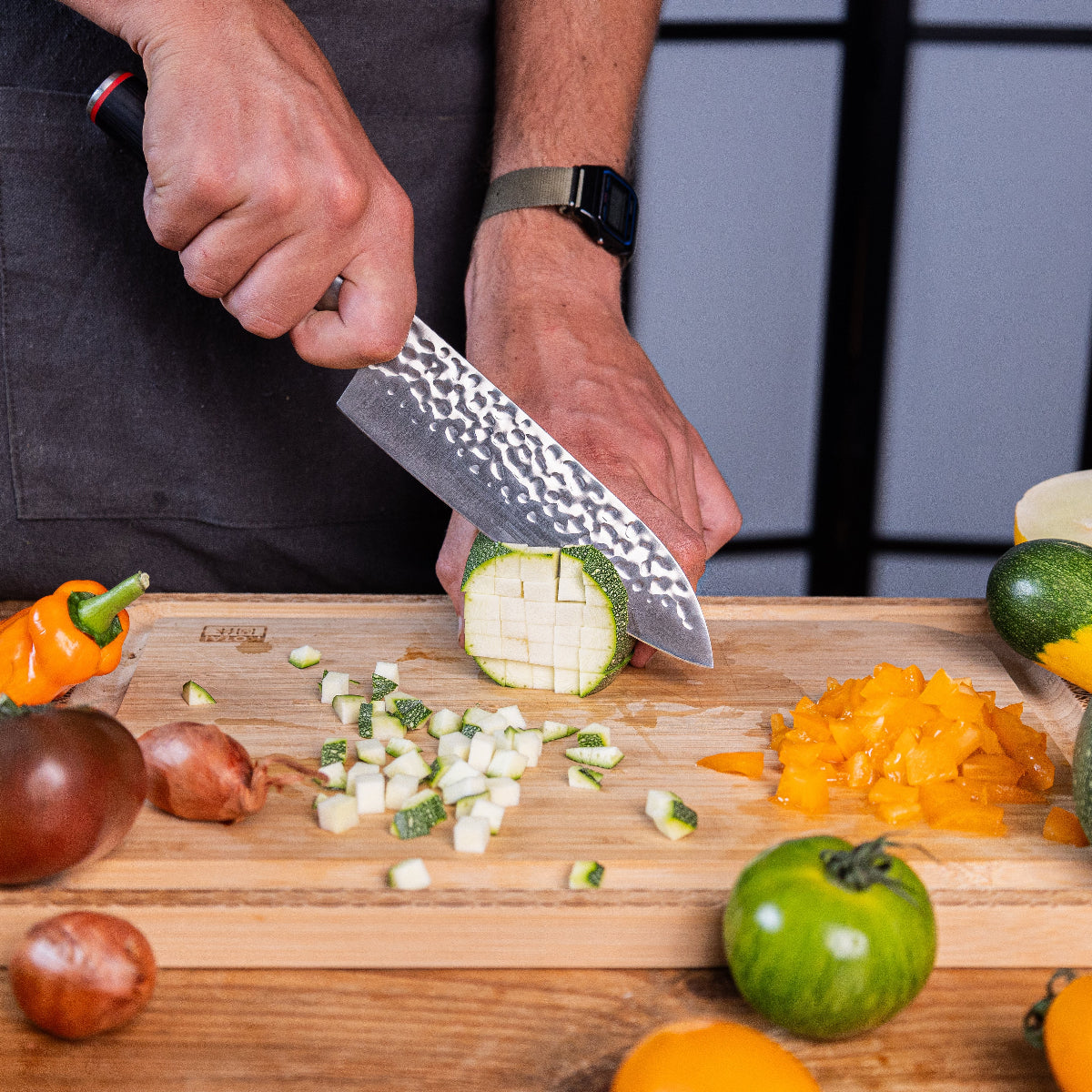 Couteau Santoku Pakka Kotai Réunion, découpe courgette
