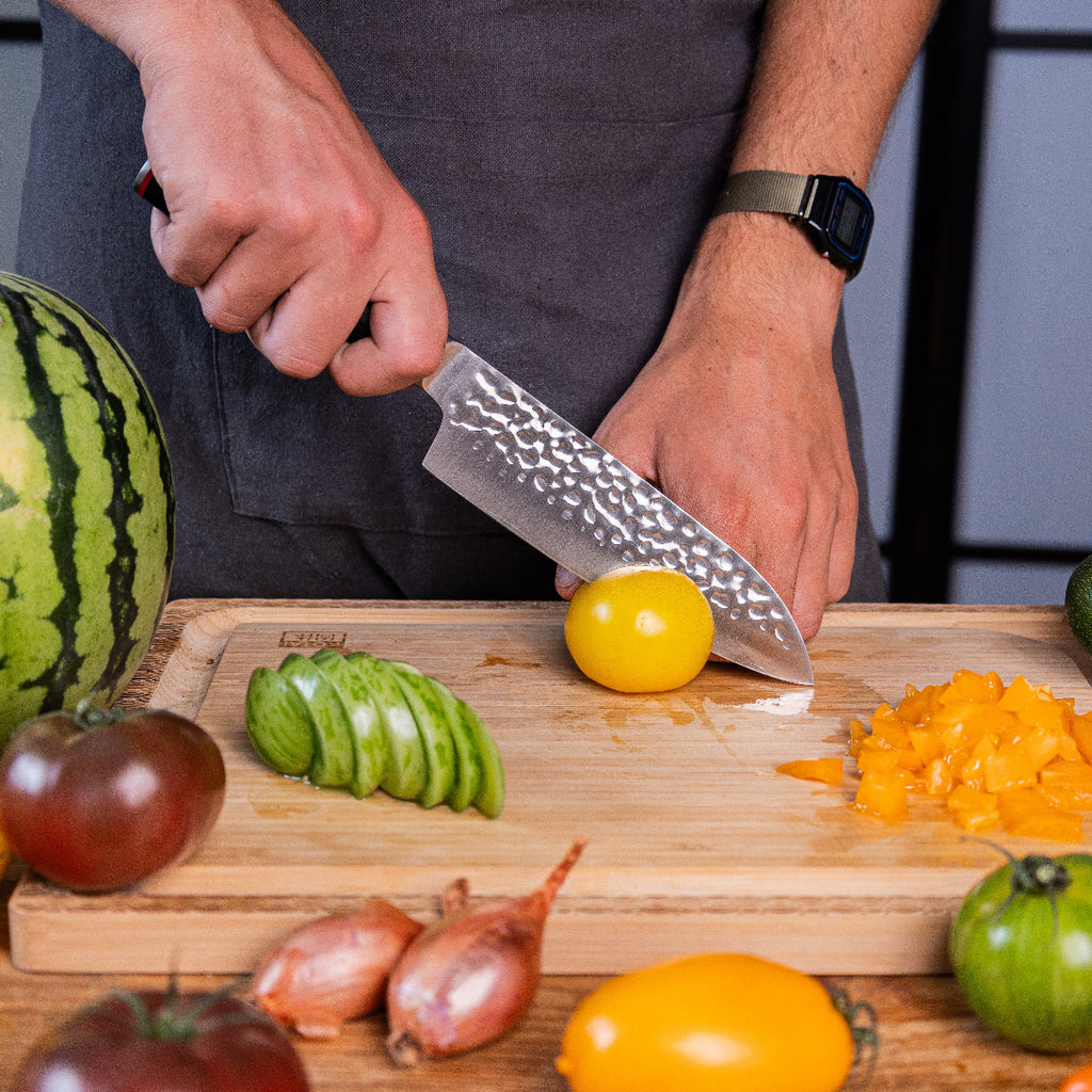 Couteau Santoku Pakka Kotai Réunion, découpe tomate