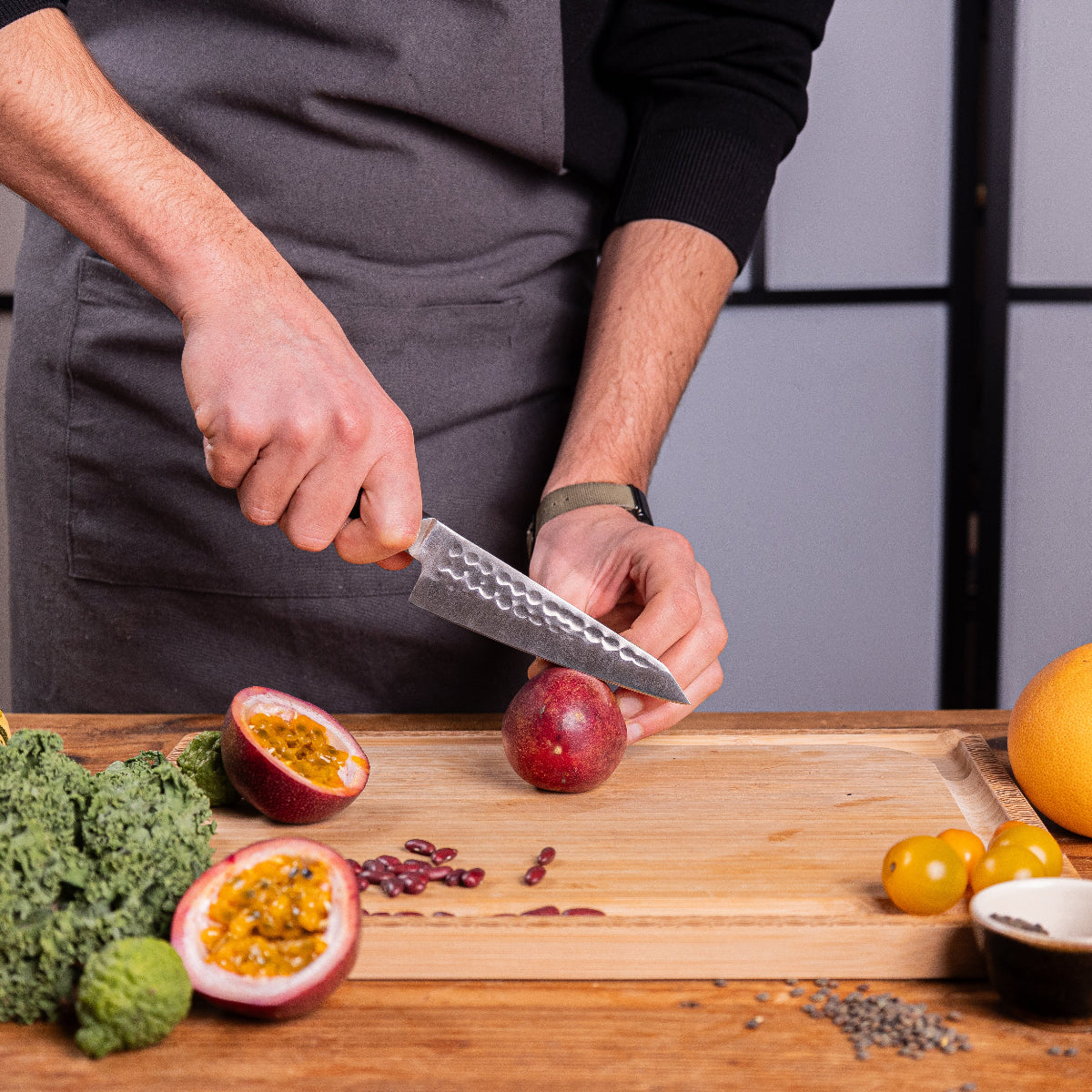 Couteau Universal Petty Bunka Kotai Réunion, découpe fruit de la passion