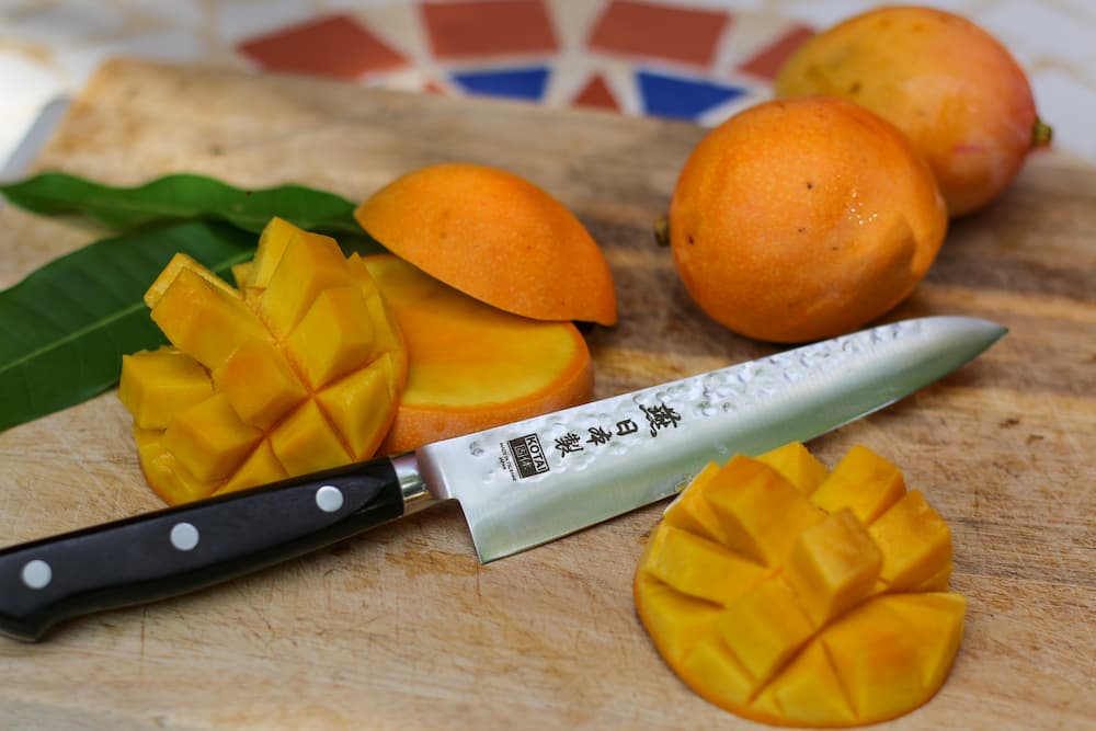 Couteau Petty Tsubame Kotai Réunion, découpe mangue