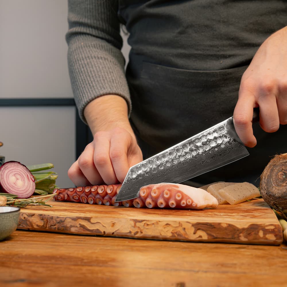 Couteau Santoku Bunka Damas Kotai Réunion, découpe zourite