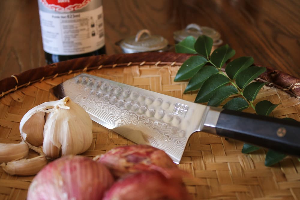 Couteau Santoku Bunka Damas Kotai Réunion, ail et oignon