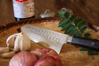 Couteau Santoku Bunka Damas Kotai Réunion, ail et oignon
