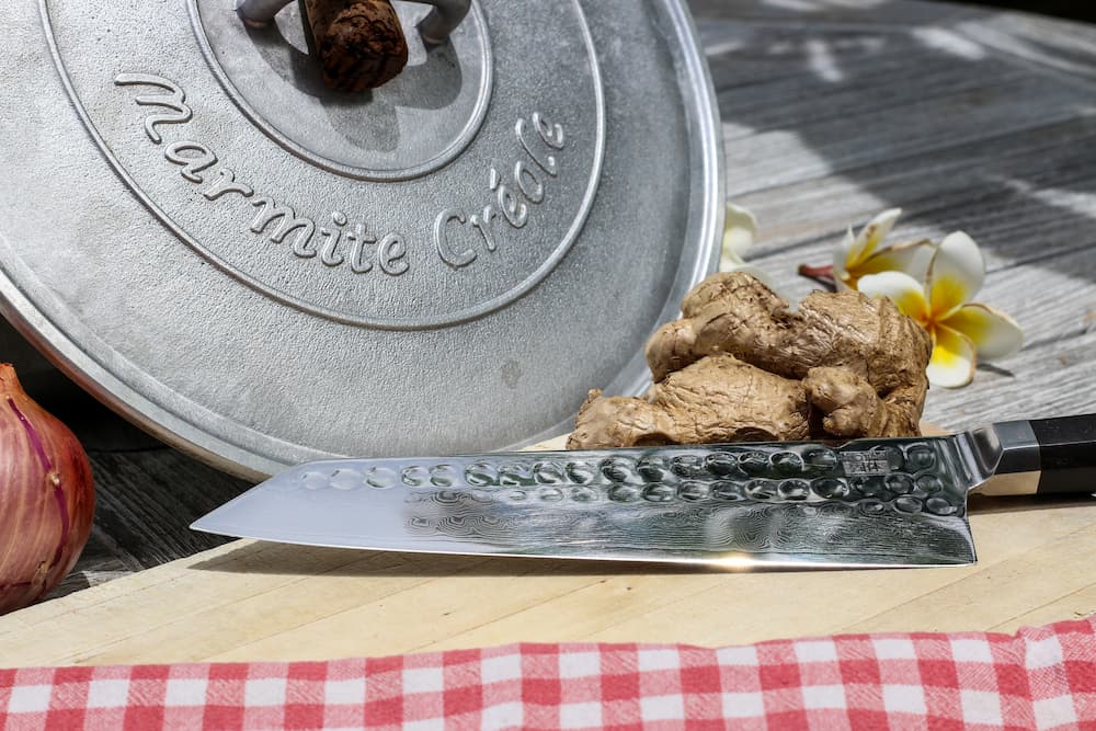 Couteau Santoku Bunka Damas Kotai Réunion et marmite créole