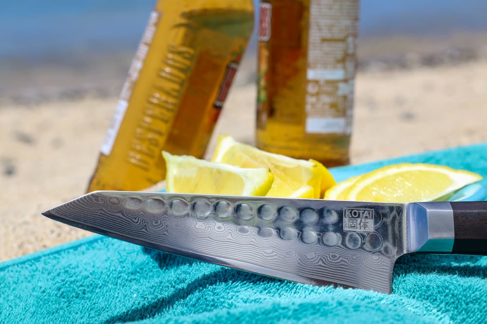 Couteau Santoku Bunka Damas Kotai Réunion, découpe citron