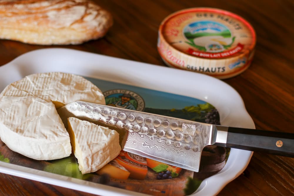 Couteau Santoku Bunka Damas Kotai Réunion,  fromage