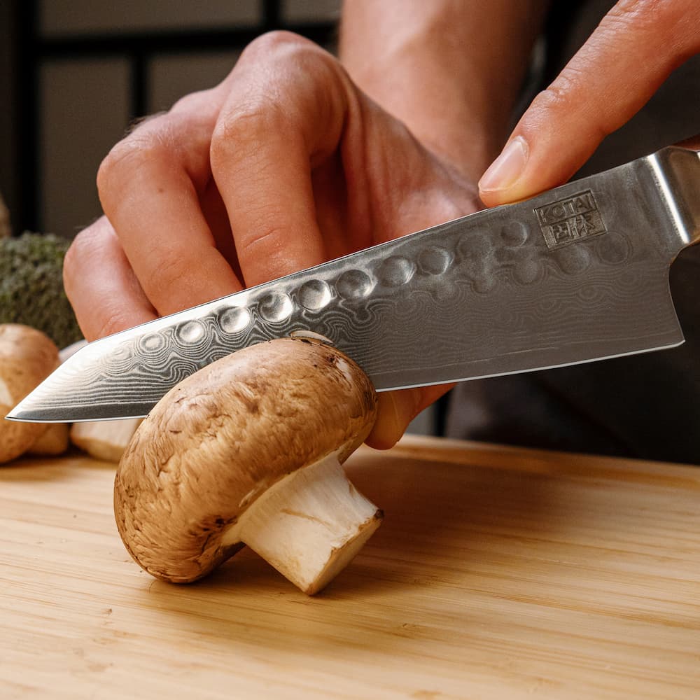Couteau Santoku Bunka Damas Kotai Réunion, découpe champignon