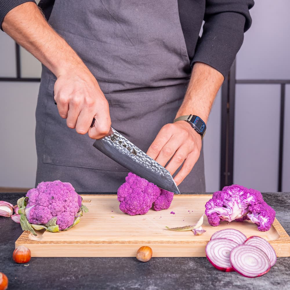 Couteau Santoku Bunka Tsubame Kotai Réunion, découpe choux violet