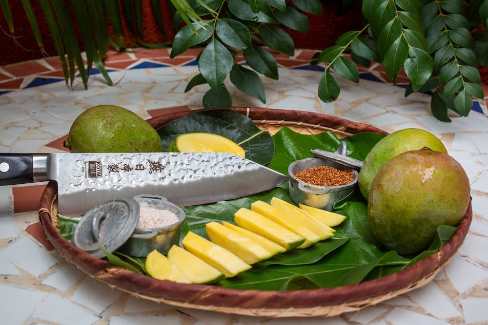Couteau Santoku Bunka Tsubame Kotai Réunion, découpe mangue verte