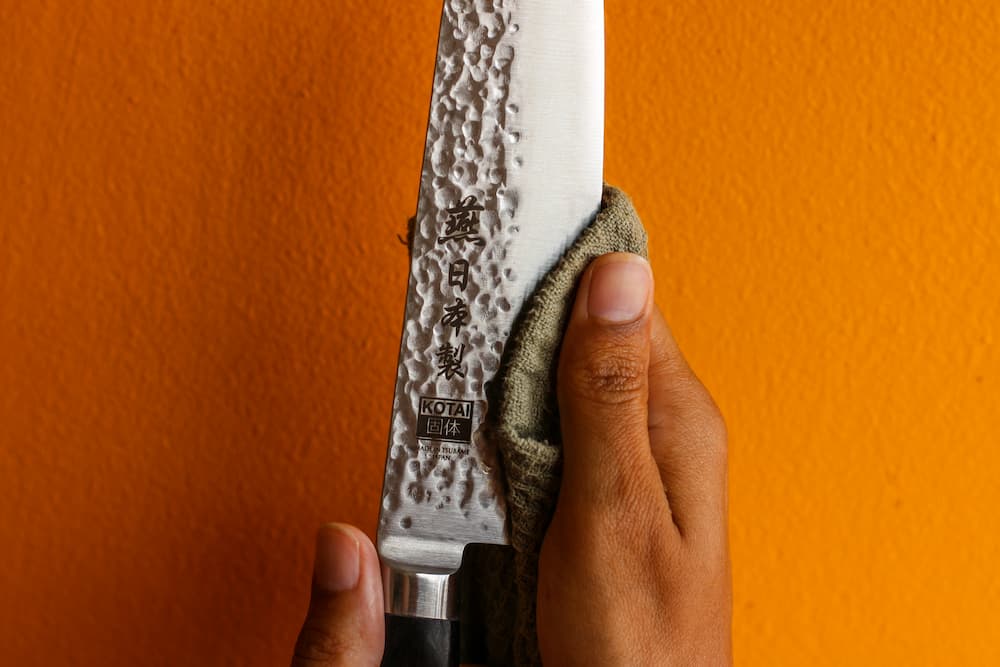 Couteau Santoku Bunka Tsubame Kotai Réunion, nettoyer sa lame