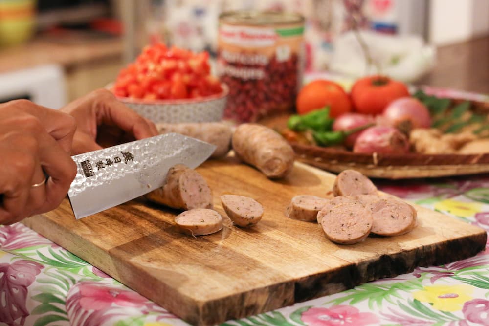 Couteau Santoku Bunka Tsubame Kotai Réunion, découpe rougail saucisses