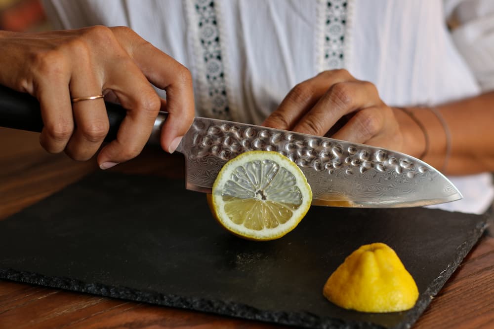 Couteau Santoku Pakka Damas Kotai Réunion, découpe citron