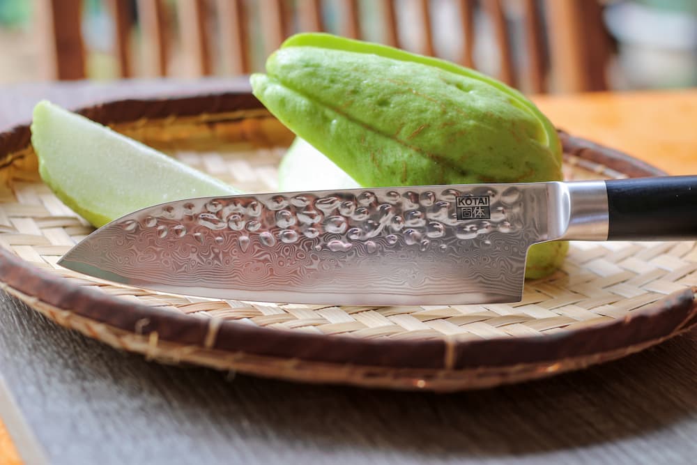 Couteau Santoku Pakka Damas Kotai Réunion, découpe chouchou