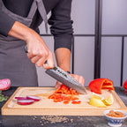 Couteau Santoku Tsubame Kotai Réunion, découpe poivrons