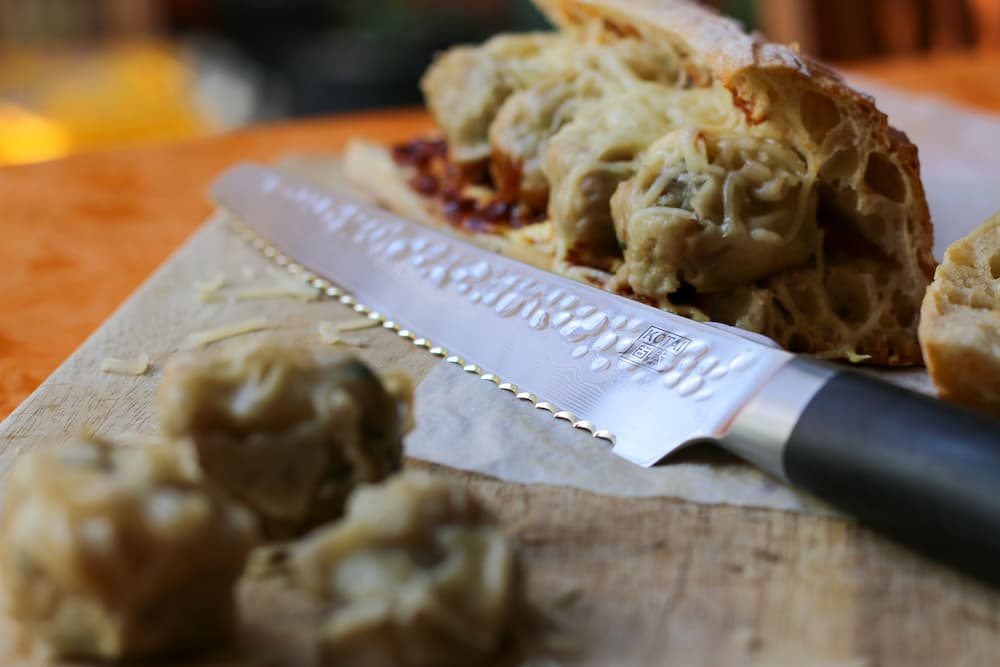 Couteau à pain Pakka Damas Kotai Réunion et pain bouchons gratiné