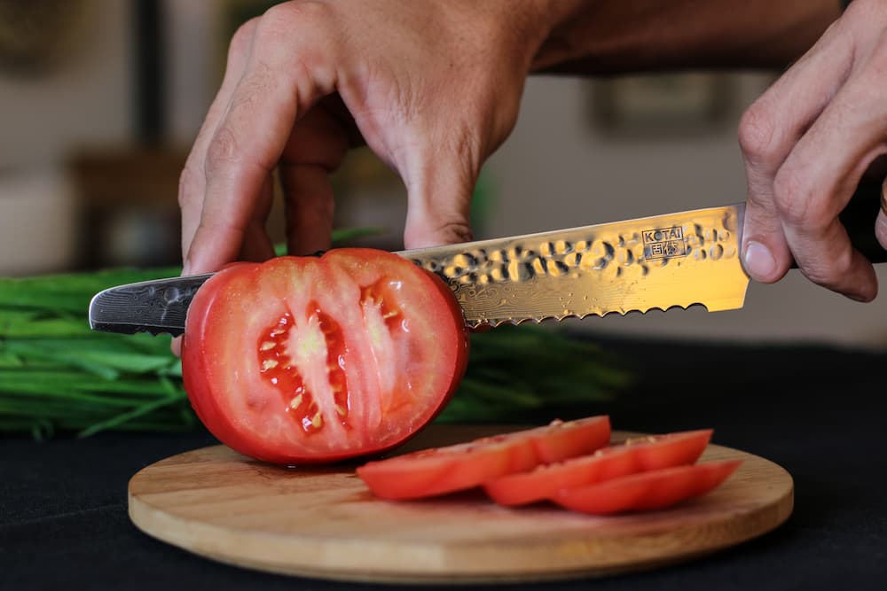 Couteau à pain Pakka Damas Kotai Réunion, découpe tomate
