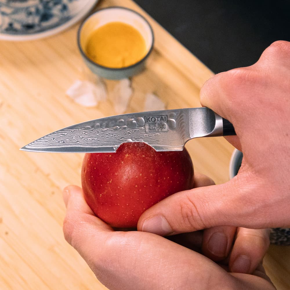 Couteau d'office Pakka Damas Kotai Réunion, découpe pomme