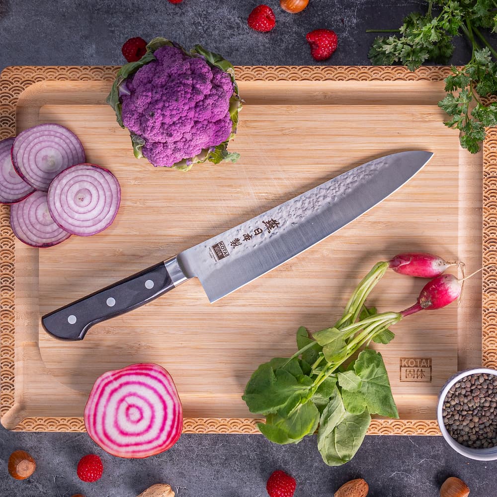 Couteau de chef Gyuto Tsubame Kotai Réunion sur planche