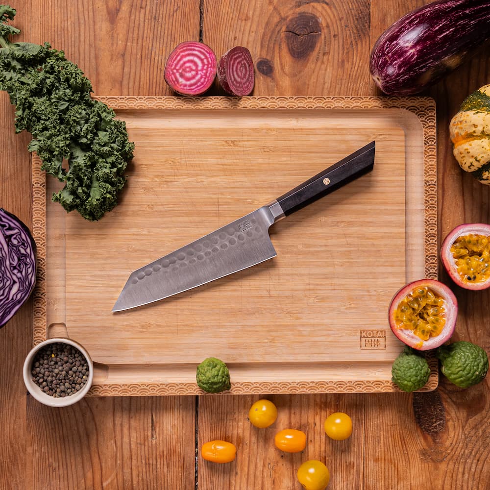 Couteau Santoku Bunka Kotai Réunion sur planche