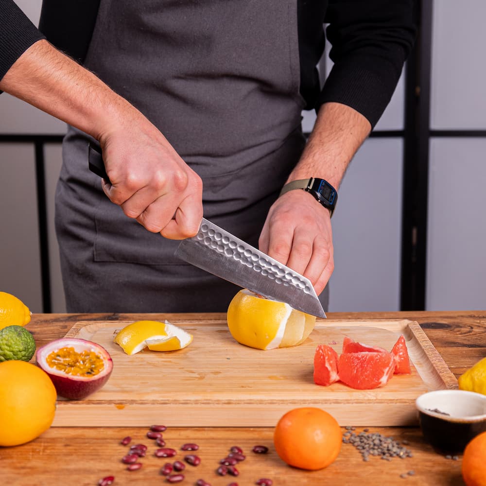 Couteau Santoku Bunka Kotai Réunion, découpe agrume
