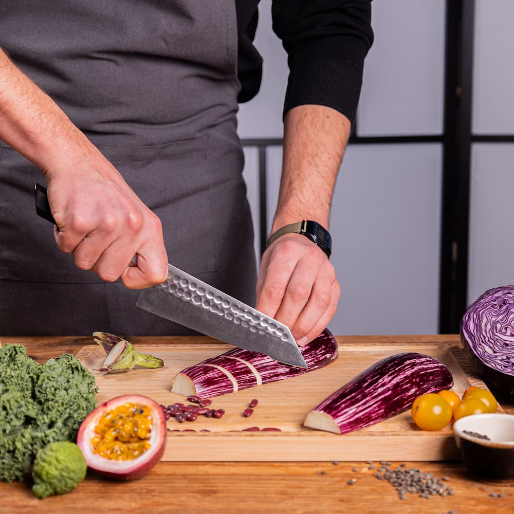Couteau Santoku Bunka Kotai Réunion, découpe bringelle