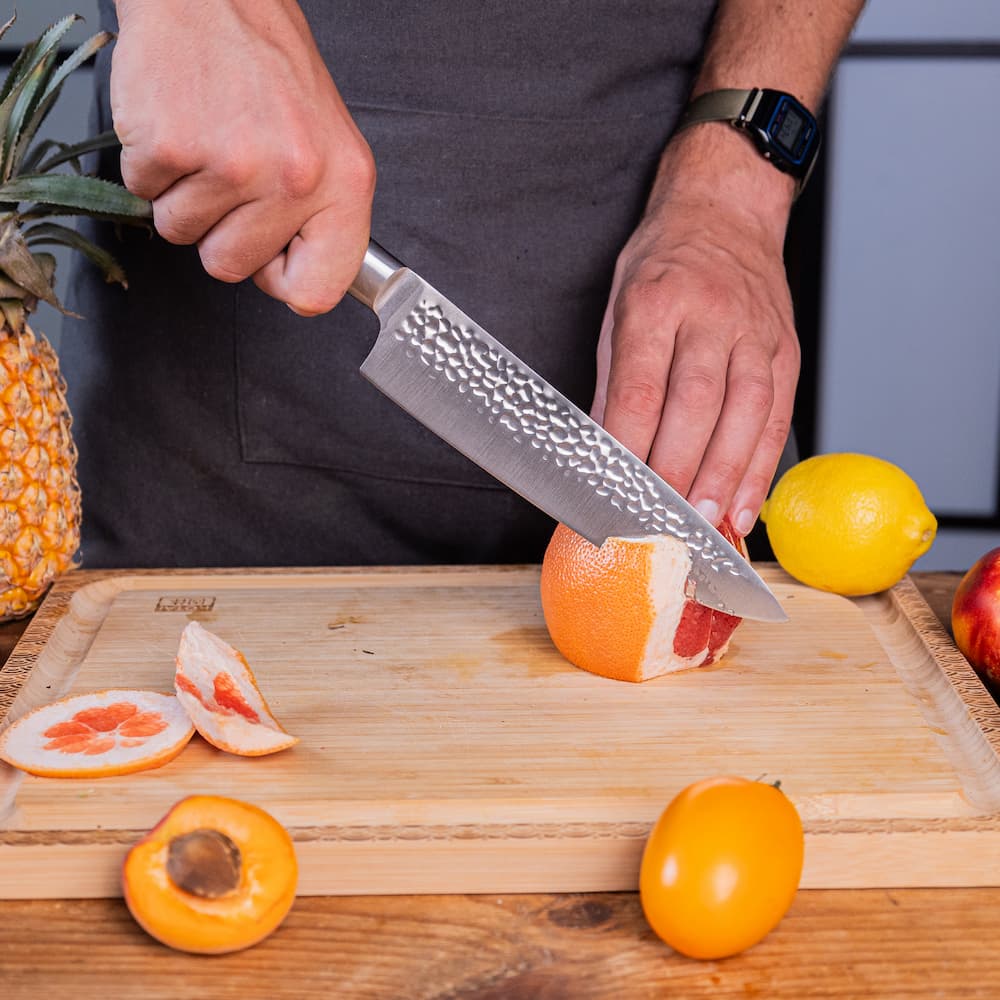Couteau de chef Gyuto Pakka Kotai Réunion, découpe pamplemousse