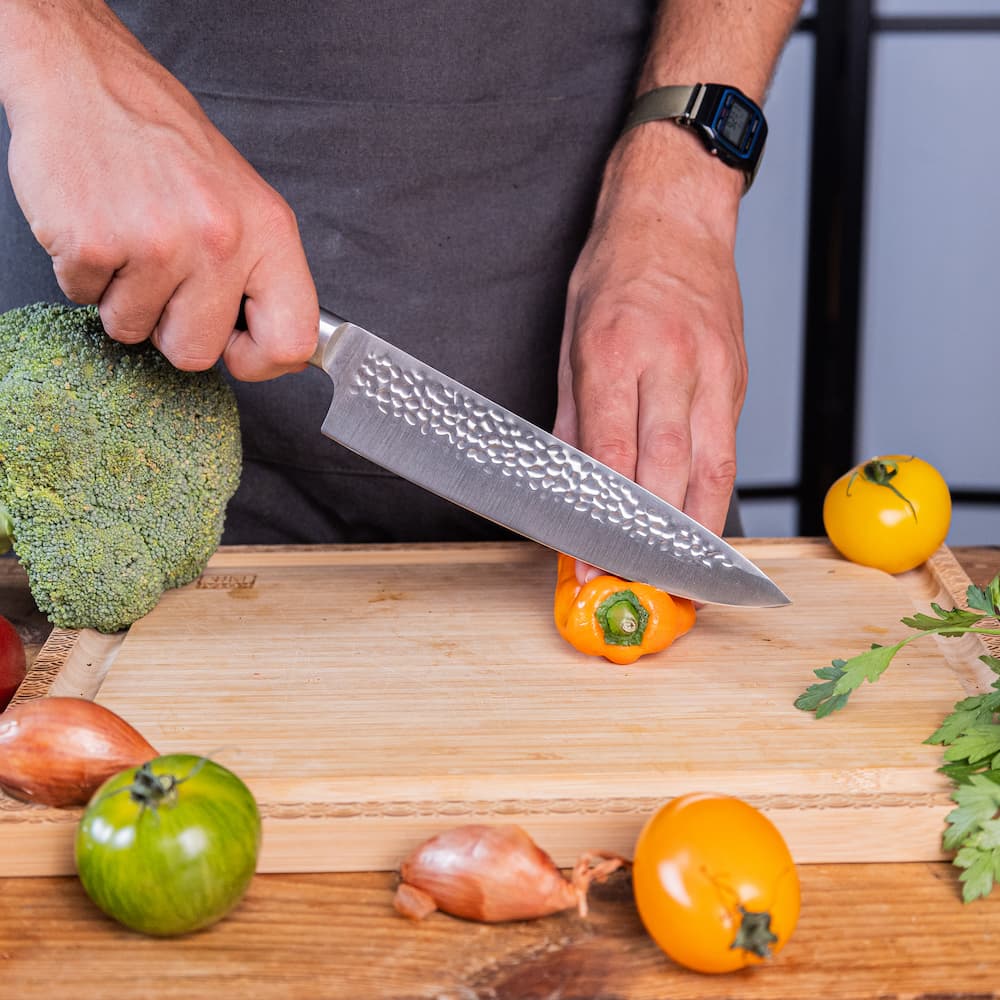 Couteau de chef Gyuto Pakka Kotai Réunion, découpe poivron